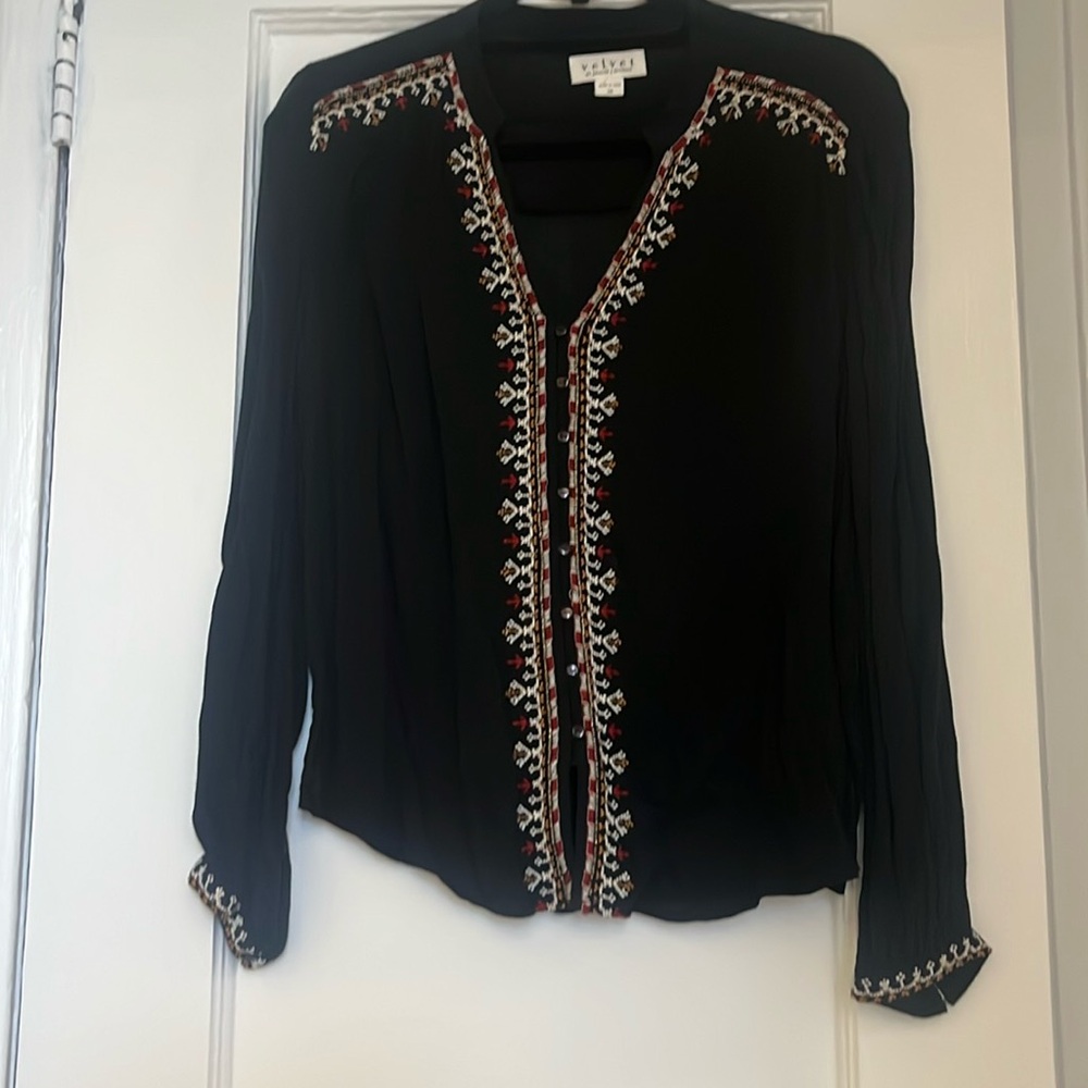 gorgeous embroidered blouse from Velvet. size xs